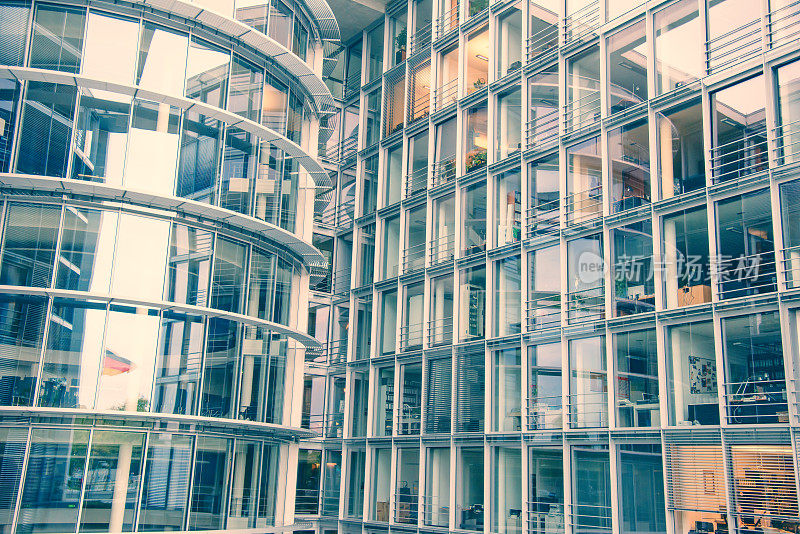 日光反射的现代玻璃办公建筑-柏林，保罗Löbe Haus